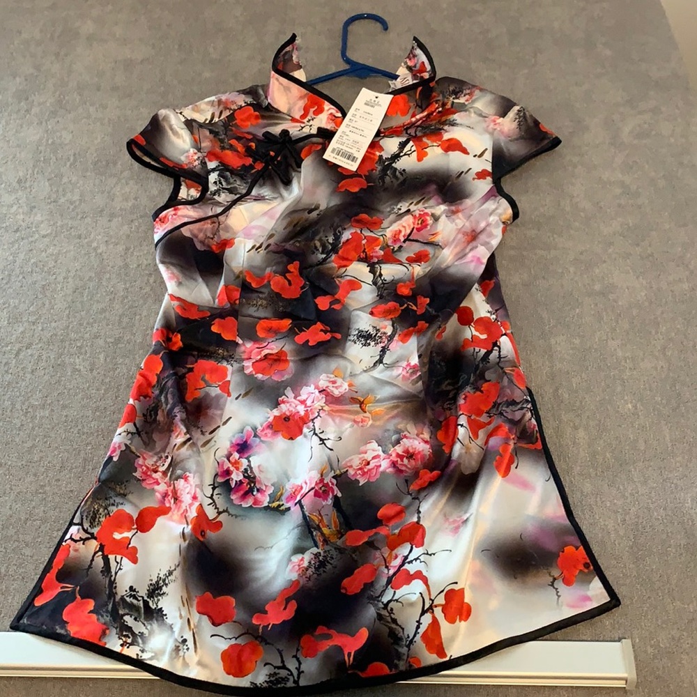 Beautiful Women’s silk Blouse NWT
